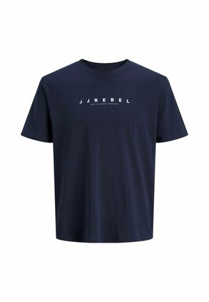 Laivastonsininen lyhythihainen pyöreäkaulainen t-paita, jossa valkoinen "JJREBEL"-teksti ja pienempi "Quality Garment Since 2023" -teksti rinnassa.