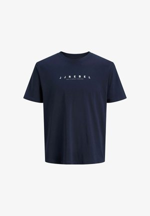 Laivastonsininen lyhythihainen pyöreäkaulainen t-paita, jossa valkoinen "JJREBEL"-teksti ja pienempi "Quality Garment Since 2023" -teksti rinnassa.