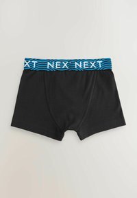 Čierne boxerky s modro-bielym pruhovaným pásom, na ktorom je nápis "NEX." Hladká tkanina, úzky strih a štandardné otvory na nohy.