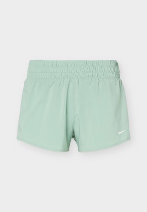 Short de course Nike vert clair avec une ceinture élastique et un petit logo swoosh blanc sur la partie inférieure gauche de la jambe.