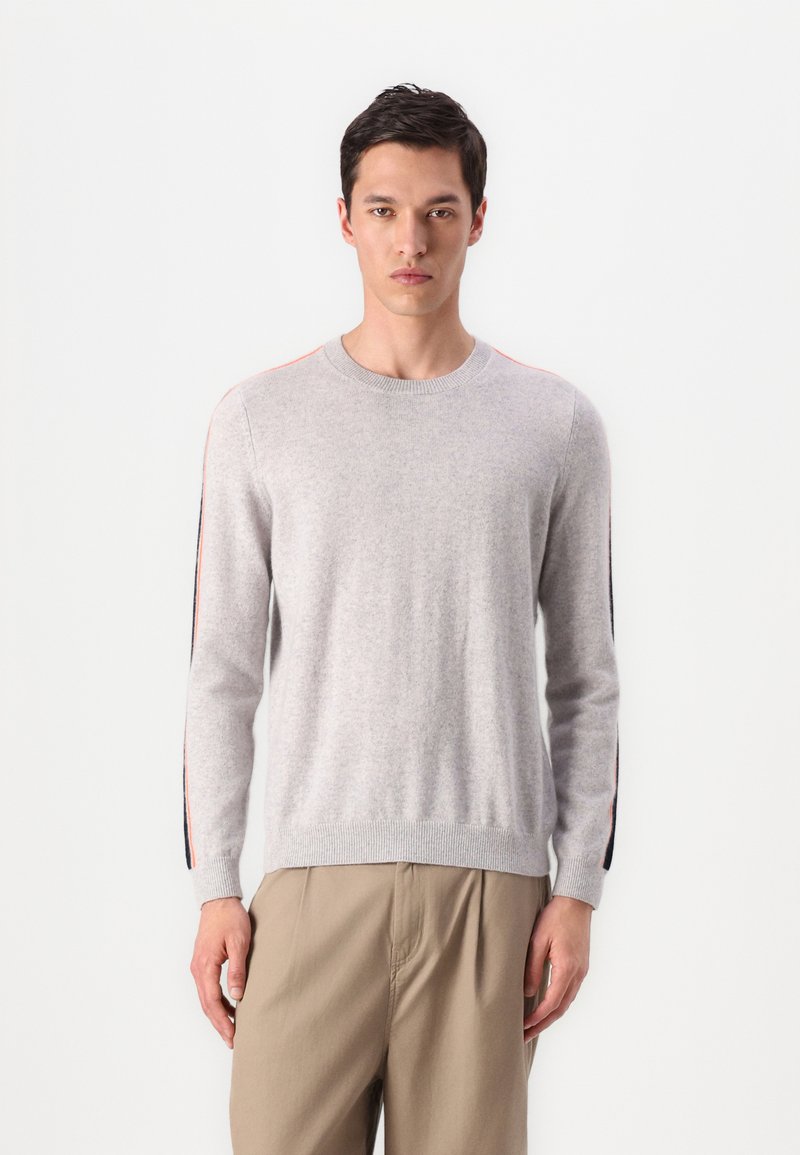 Pull en maille gris avec des manches longues, col rond et rayures latérales contrastantes en orange et bleu marine. Texture douce, coupe décontractée.