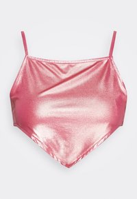 Top halter metálico rosa con tirantes finos y forma de diamante. Textura suave y brillante con un acabado reflectante. Sin patrones ni acentos.