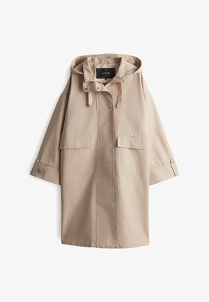 Giacca impermeabile beige con cappuccio, maniche corte, due tasche frontali e chiusure a scatto. Texture liscia con un design minimalista.