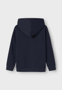 Sudadera con capucha de color azul marino que presenta mangas largas, puños y dobladillo acanalados, con una textura suave y un diseño minimalista. Sin detalles frontales.