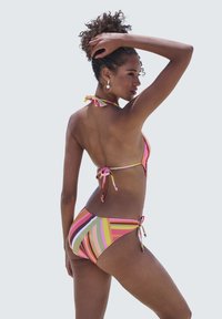 Multifarbener Bikini mit dünnen Trägern, die am Hals und an den Seiten gebunden sind, mit einem Muster aus vertikalen Streifen in Pink, Gelb und Braun.