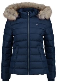 Granatowa kurtka puchowa z odpinanym kapturem z sztucznego futra, zapięciem na zamek z przodu oraz ściągaczami przy rękawach. Posiada przeszywane panele i boczne kieszenie.