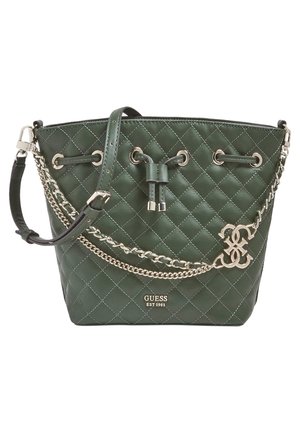 Sac à main en cuir matelassé vert foncé avec chaînes argentées, fermeture à cordon et logo GUESS estampé en or près de la base.