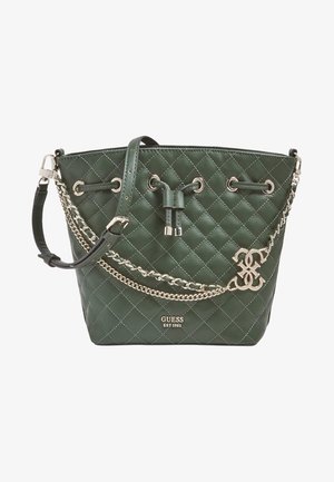 Sac à main en cuir matelassé vert foncé avec chaînes argentées, fermeture à cordon et logo GUESS estampé en or près de la base.