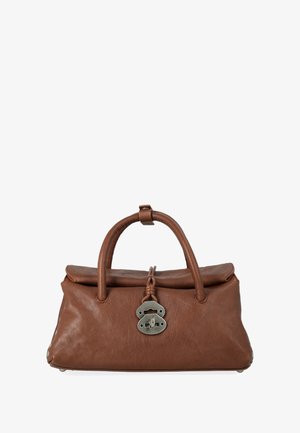 Brun læderhåndtaske med en glat tekstur, struktureret form, dobbelthåndtag og en dekorativ sølvlås foran.