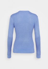 Jersey de canalé azul claro con mangas largas, cuello redondo y textura de punto. Presenta una silueta ajustada y un brillo sutil.