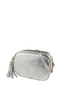 Silberne Metallic-Umhängetasche mit schlanker rechteckiger Form, strukturierter Oberfläche, goldfarbenen Beschlägen und einem Quasten-Akzent am Reißverschluss.