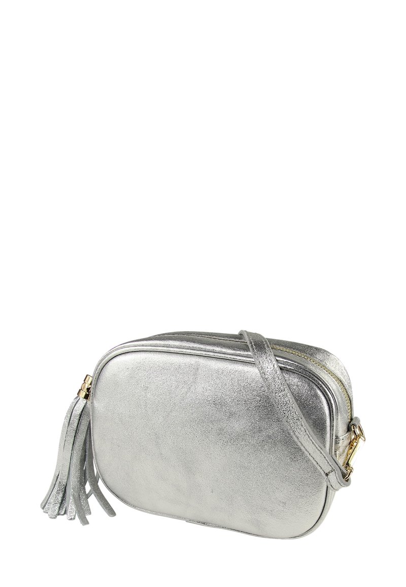 Silberne Metallic-Umhängetasche mit schlanker rechteckiger Form, strukturierter Oberfläche, goldfarbenen Beschlägen und einem Quasten-Akzent am Reißverschluss.