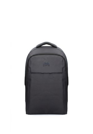 Sac à dos rectangulaire noir avec une poignée supérieure, une poche avant zippée et le logo "COVER! est. 195" au centre avant.