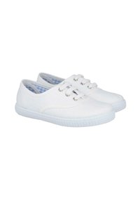 Zapatillas de lona blancas con punta redondeada, suela de goma blanca, cinco ojales de metal para los cordones y un interior de patrón de cuadros vichy azul claro.