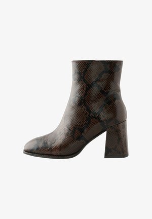 Bottines en faux cuir serpent marron avec un talon carré. Présente un bout rond et une texture lisse et brillante avec un motif subtil.