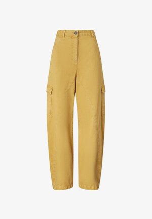 Pantalons cargo jaunes à coupe décontractée, avec poches latérales, fermeture éclair et une légère brillance dans la texture du tissu.