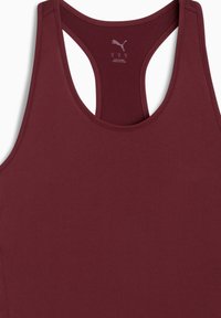 Burgundské sportovní tílko s designem závodního zadního dílu, hladkým materiálem a jemnými švy. Vhodné pro aktivní nošení.