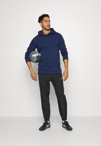 Nike Performance FC HOODIE - Felpa con cappuccio - midnight navy/habanero red/black