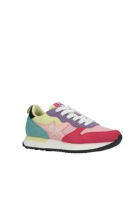 Sneaker multicolore che combina materiali in suede e rete di colore rosa, viola, giallo e turchese, con lacci bianchi e suola nera.