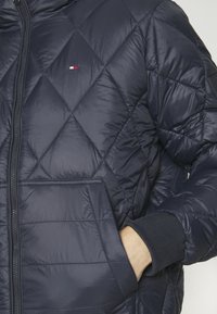 Tommy Hilfiger MIX QUILT HOODED - Übergangsjacke - desert sky