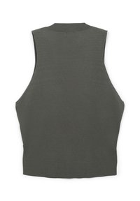 Top senza maniche di colore verde oliva realizzato in tessuto a maglia. Caratterizzato da un collo alto e un design aderente con aperture laterali per la ventilazione.