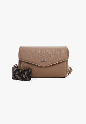 Borsa a tracolla in pelle beige con superficie texturizzata, chiusura a pattina e tracolla staccabile in un motivo chevron nero e marrone.