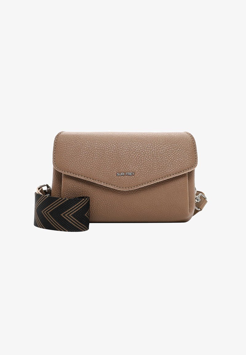 Beige Leder-Umhängetasche mit texturierter Oberfläche, Klappenverschluss und einem abnehmbaren schwarz-braunen Chevron-Muster-Gurt.