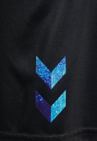 Zwei nach unten zeigende blaue Chevrons mit einem gesprenkelten Muster auf schwarzem Stoff, wahrscheinlich Teil von Kleidung oder Sportbekleidung.