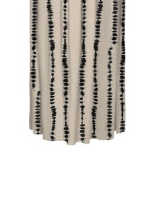 Beiger Stoff mit vertikalem schwarzem Pinselstrichmuster; weiche Textur mit abgerundetem Saum am unteren Ende, die ein fließendes Aussehen erzeugt.