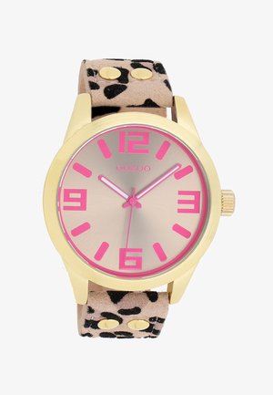 Montre dorée avec un cadran rose et des chiffres, dotée d'un bracelet en suède à imprimé léopard et d'accents en métal doré.