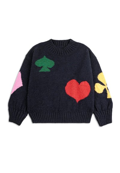 Pull en maille bleu marine avec col et poignets côtelés. Présente des designs de cartes colorés : pique verte, cœur rouge, diamant rose, trèfle jaune.