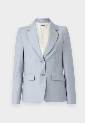 Svetlo modra prilagojena blejzerja iz gladkega materiala z ovratnikom, dvema sprednjima žepoma in zapenjanjem na dva gumba. Podložena notranjost.