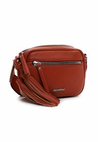 Borsa a tracolla in pelle rossa texturizzata con chiusure a zip, tracolla regolabile e dettagli con nappine. Presenta il logo del marchio impresso sul lato.