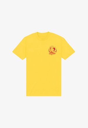 T-shirt en coton jaune avec un graphisme rouge représentant un personnage portant un chapeau de cow-boy, entouré de cœurs et du texte "Betty Boop" sur le côté gauche de la poitrine.