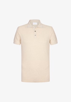 Beżowa koszulka polo z krótkim rękawem, wykonana z teksturowanej tkaniny, z kołnierzykiem i trzema guzikami w kontrastującym kolorze.