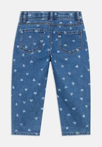 Blaue Jeans aus Denim mit einem Muster aus kleinen Pastellherzen. Verfügt über fünf Taschen und ein klassisches gerades Bein-Design.