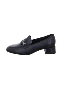 Mocassino in pelle nera con punta arrotondata, caratterizzato da una fibbia decorativa e un piccolo tacco a blocco, texture liscia e design minimalista.