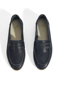 Marineblauwe leren loafers met een geprofileerde afwerking, voorzien van een verhoogde naden en een decoratieve band aan de voorkant. Gouden branding aan de binnenzijde.