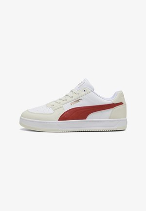 Weiße Leder sneaker mit einem roten Seitenstreifen, runder Zehenform und strukturiertem Sohlen. Verfügt über eine gepolsterte Zunge und Schnürverschluss.
