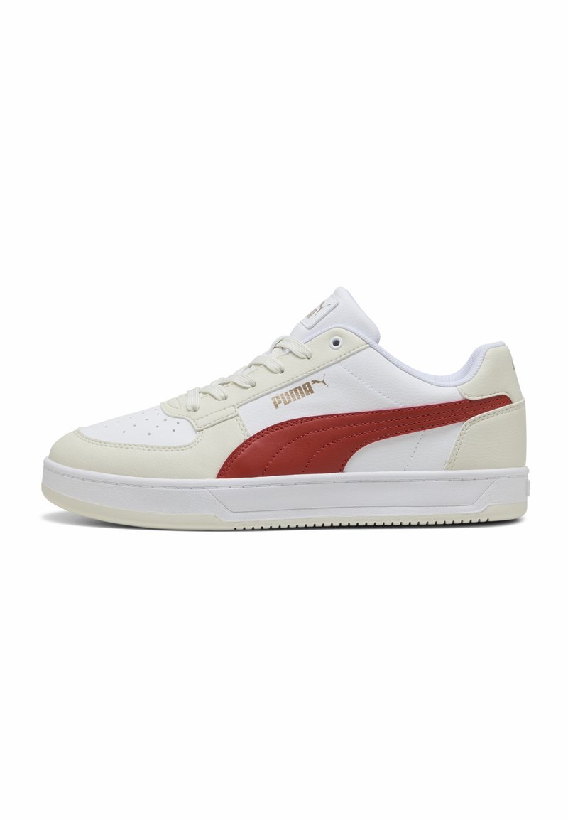 Hvide lædersneakers med en rød sidelinje, rund tå og tekstureret sål. Har en polstret tunge og snørebånds lukning.