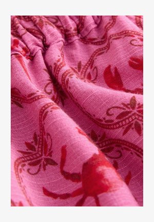 Rosa Stoff mit einem Hummer- und Rankenmuster in rötlichen Farbtönen, mit einem gerafften Gummibund und strukturiertem Gewebe.