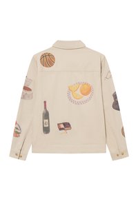 Μπεζ σακάκι με πολλαπλά πολύχρωμα σχέδια που σχετίζονται με το φαγητό και τα αθλήματα. Μακριά μανίκια, κλείσιμο με κουμπιά και ορατές λεπτομέρειες ραψίματος. Ειδικό ύφασμα από βαμβάκι.