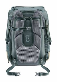 Sac à dos vert foncé avec des bretelles en maille respirante rembourrées. Il dispose de clips réglables et d'un logo. Compartiment principal avec plusieurs poches latérales.