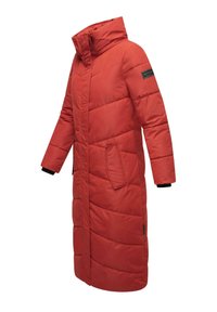 Manteau matelassé rouge, longueur genou, col montant, manches longues avec poignets noirs, poches latérales, détails de couture diagonale et patch logo sur la manche.