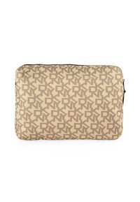 Bolsa para portátil beige con un patrón de logotipos marrones repetido. Material suave con esquinas redondeadas y una cremallera negra. Diseño compacto.