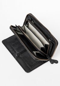Portafoglio in pelle nera con chiusura a zip, dotato di più scomparti per carte, fodera in tessuto chiaro e una superficie esterna testurizzata.