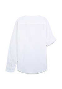 Camicia bianca a maniche lunghe con orlo curvo, yoke posteriore e maniche arrotolate; texture liscia e polsini con bottoni.