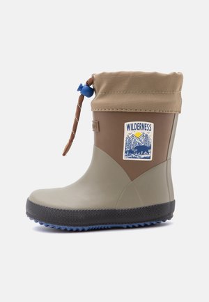 Stivale da pioggia in gomma taglia bambino in beige e marrone con suola nera, battistrada blu e toppa con scritta "Wilderness" sul lato.