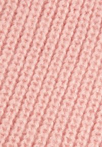 Tessuto rosa a coste con una consistenza morbida e pelosa, arricchito da un filo lucido. Il motivo è composto da trecce parallele strettamente intrecciate.