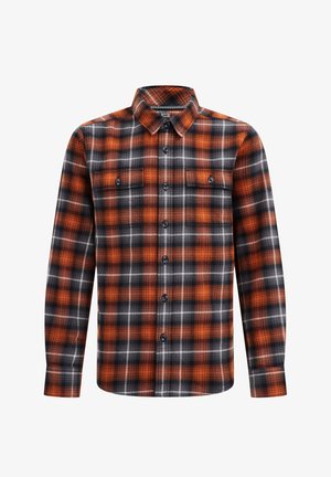 Camisa de franela con un patrón de cuadros en naranja, negro y blanco, mangas largas, cuello abotonado y dos bolsillos en el pecho con botones.